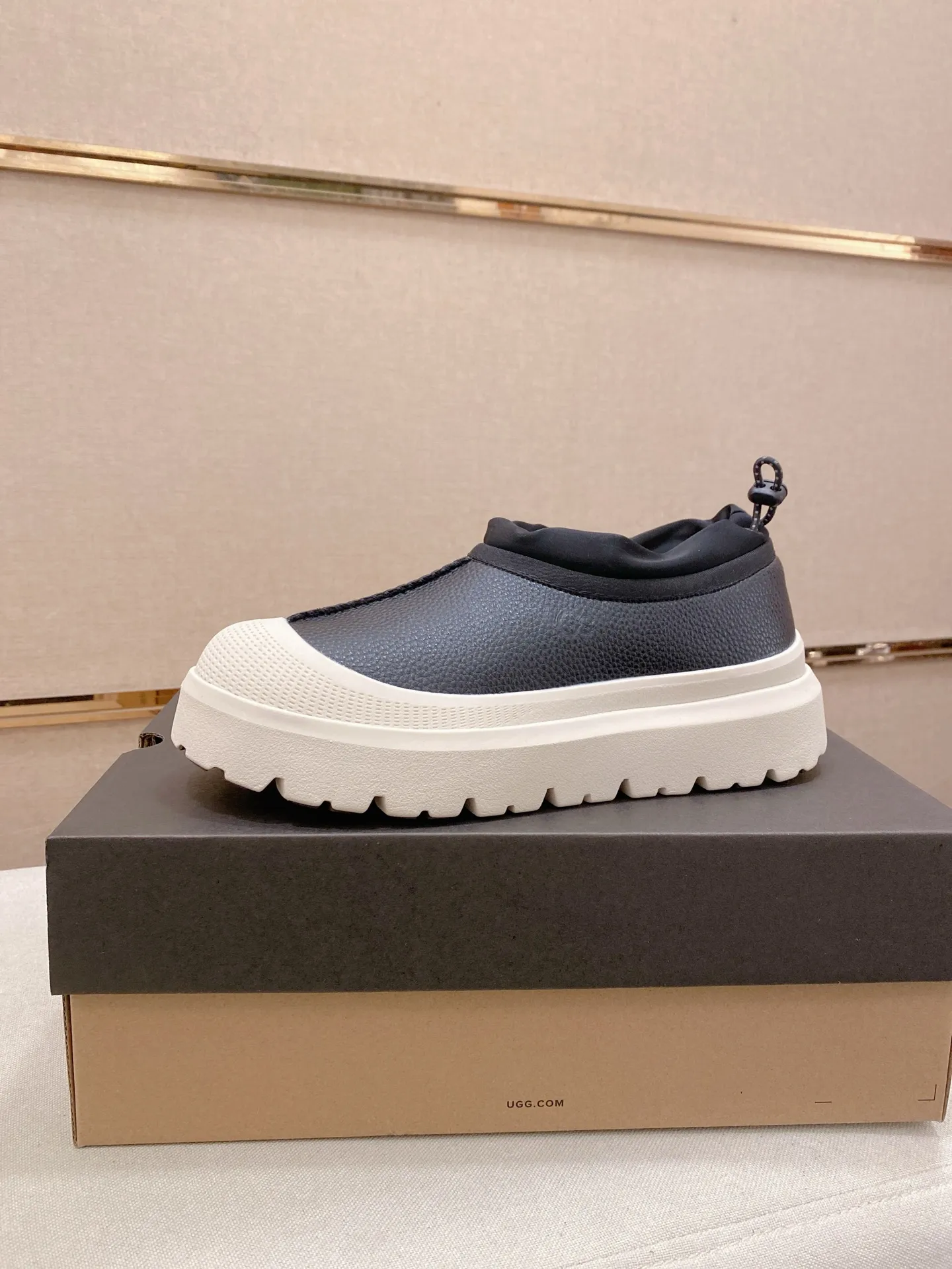 Factory price: 480💰Couple model💏 Same style as Wang Yibo, North American men's shoes Ugg ☃️In the special sale of new high-quality men's shoes snow boots in autumn and winter, the nemesis of extreme cold weather! Made of cowhide leather, merino wool lining, and original outsole, whether driving, outdoor or daily wear, there is always one that suits you! Male and female size: 35-46.